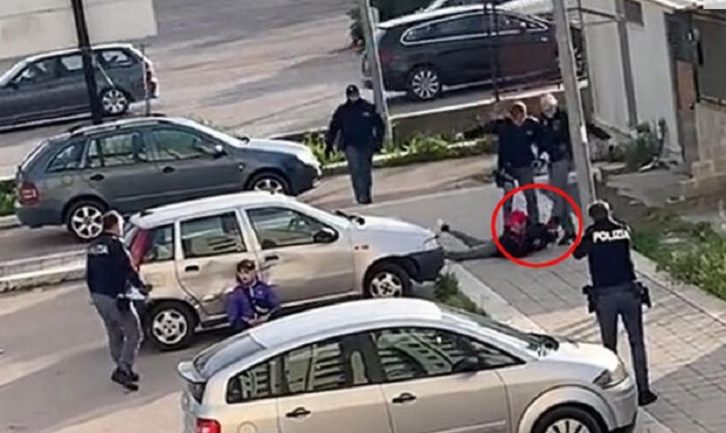 “Poliziotto mi ha preso a calci in faccia, picchiato anche in Questura”, il video finisce su TikTok: trasferito l’agente