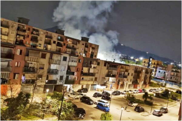 Bomba a Ponticelli, la forza di Mariarca: “Noi restiamo qui ma politica e malavita stanno distruggendo questo posto”