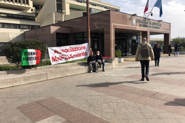 Eternit, c’è la sentenza ma non la giustizia: le lacrime dei familiari, sono 902 le vittime dell’amianto di Bagnoli