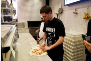 Raffaele, da rapinatore a pizzaiolo: “Ho rivisto la luce, in carcere ci facevano fare tanti corsi, fuori ci abbandonano”