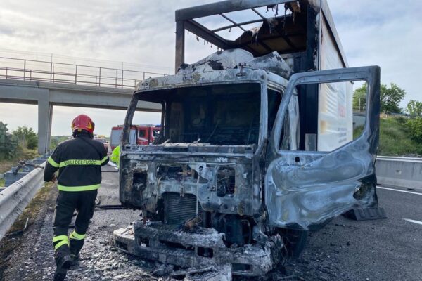 Commando tenta rapina a portavalori sull’A14, camion e Suv in fiamme per bloccare la carreggiata: feriti 3 vigilantes