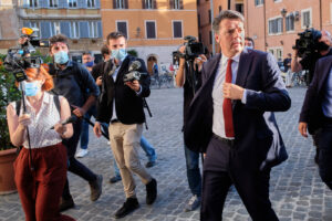 Renzi all’attacco su Open, affondo contro i magistrati di Firenze: “Pm hanno violato la legge, Cassazione ha già sbriciolato le accuse”