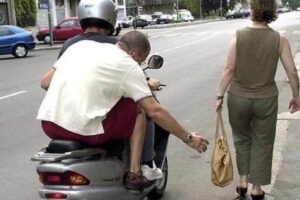 Orologio scippato a morsi, colpo da 5mila euro nel cuore di Napoli