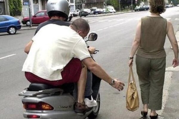 Orologio scippato a morsi, colpo da 5mila euro nel cuore di Napoli