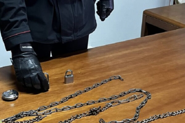 Incatenata al letto dalla madre, segregata in casa a 21 anni: salvata dalla sorella