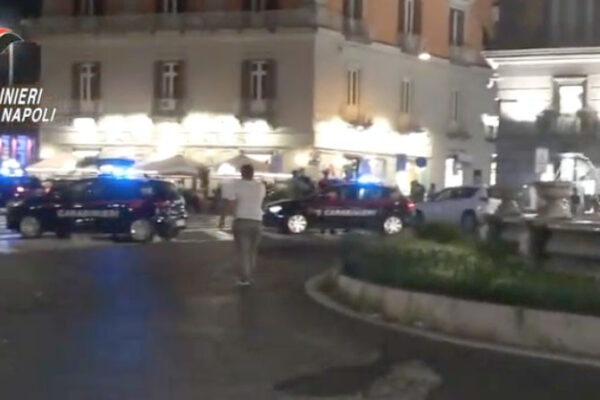 Ragazzino di 14 anni accoltellato sei volte a Napoli a pochi passi dalla Prefettura: “Non li conoscevo”