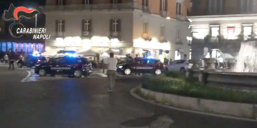 Ragazzino di 14 anni accoltellato sei volte a Napoli a pochi passi dalla Prefettura: “Non li conoscevo”