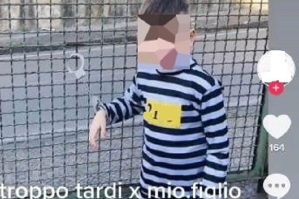 La foto su Tik Tok del bimbo ammanettato a una grata “per emulare il padre detenuto”