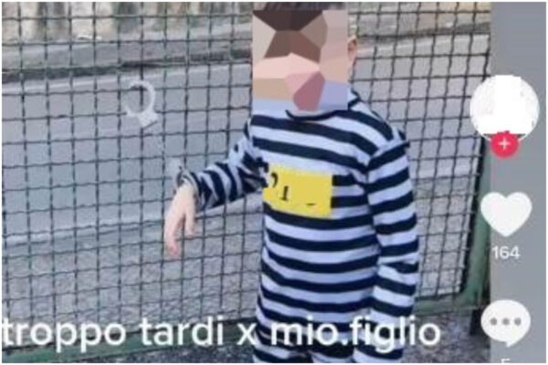 Il bimbo in manette su TikTok: “Attenzione, imita il papà detenuto”