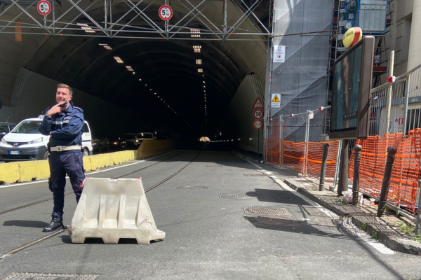Traffico in tilt a Napoli, chiusa la Galleria Vittoria dopo maxi tamponamento