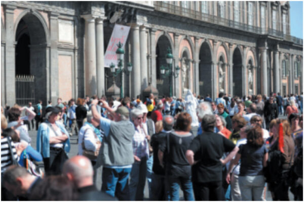 Altro che monnezza, a Napoli turisti a piedi tra taxi in sciopero e trasporto pubblico indecente
