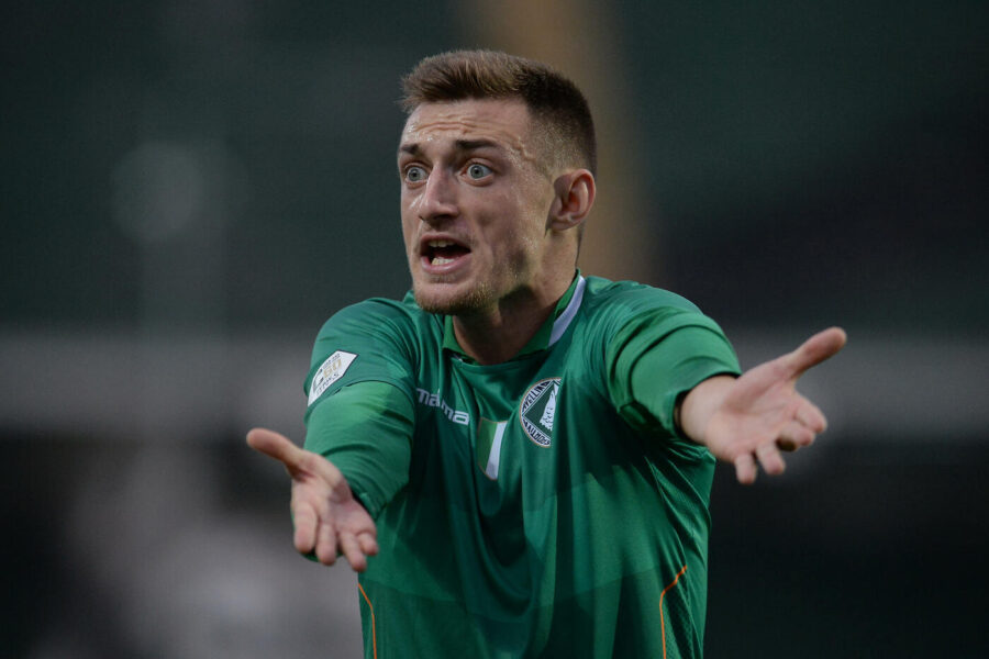 Foto Cafaro/LaPresse 
22 Settembre 2019 Avellino, Italia 
sport calcio 
Avellino vs Bisceglie – Campionato di calcio Serie C 2019/2020 Girone C – stadio Partenio-Adriano Lombardi.
Nella foto: Micovschi Claudiu (U.S. Avellino) protesta con l’arbitro.

Photo Cafaro/LaPresse 
September 22, 2019 Avellino, Italy 
sport soccer 
Avellino vs Bisceglie – Italian Football Championship League C 2019/20 season Group C – Partenio-Adriano Lombardi stadium. 
In the pic: Micovschi Claudiu (U.S. Avellino) protest with the referee