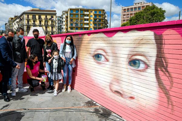 Noemi più forte della camorra, l’urlo dei bambini: “Sorvegliate Napoli, vogliamo un futuro migliore”