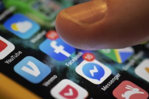 “Molesta le ragazzine fuori scuola, trovatelo”, sui social parte la caccia all’uomo e la giustizia fai da te