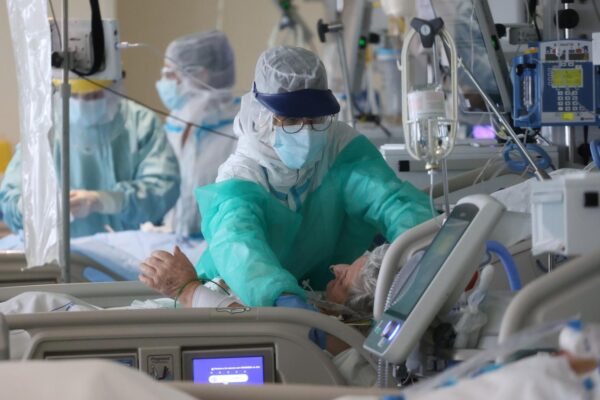 Badante muore di covid, familiari chiedono 1 milione al datore di lavoro: “L’hai contagiato tu”