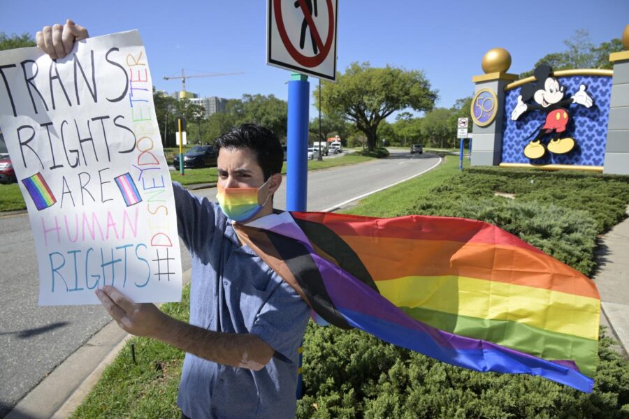 FOTO DI REPERTORIO Disney cast member Nicholas Maldonado protests his company\’s stance on LGBTQ issues, while participating in an employee walkout at Walt Disney World, Tuesday, March 22, 2022, in Lake Buena Vista, Fla. (AP Photo/Phelan M. Ebenhack)