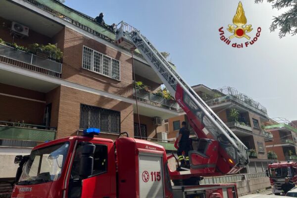 Dramma a Roma, incendio in palazzina: nonno muore davanti ai nipotini. Vicini evacuati con l’autoscala