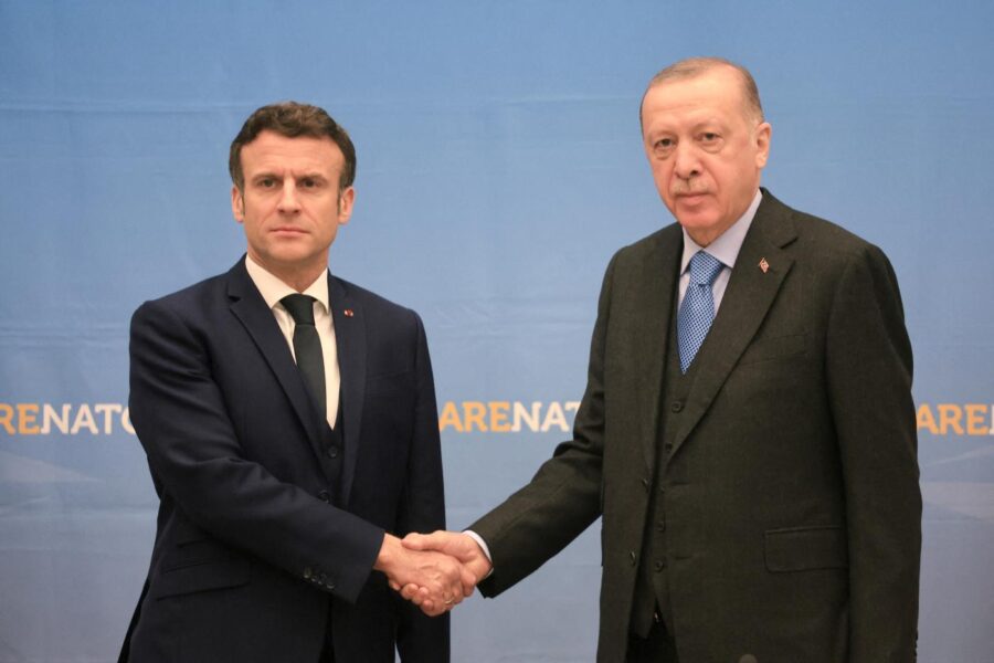 Macron chiede ad Erdogan di far entrare nella Nato Finlandia e Svezia