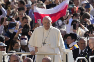 La battaglia solitaria di Papa Francesco per fermare la guerra: “Andrò da Putin”