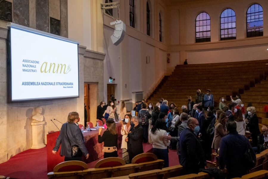 “Ecco perché diciamo no allo sciopero dell’Anm”, la contro-protesta dei magistrati a Napoli