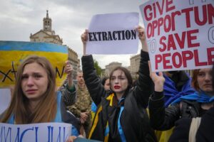 Zelensky sotto accusa, proteste a Maidan delle mogli dei soldati del battaglione Azov: “Governo ci tappa la bocca”