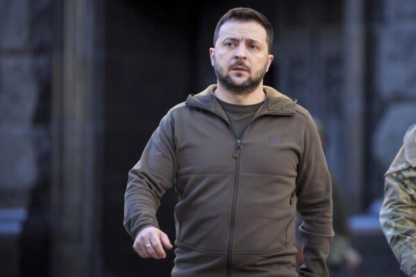 Zelensky da collezione: battuta all’asta per 90mila sterline la felpa di pile militare del presidente dell’Ucraina