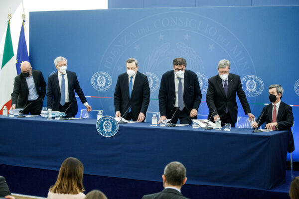 Foto Roberto Monaldo / LaPresse
02-05-2022 Roma
Politica
Conferenza stampa al termine del Consiglio dei ministri
Nella foto Roberto Cingolani, Daniele Franco, Mario Draghi, Giancarlo Giorgetti, Enrico Giovannini, Andrea Orlando

Photo Roberto Monaldo / LaPresse
02-05-2022 Rome (Italy) 
Press conference at the end of the Council of Ministers
In the pic Roberto Cingolani, Daniele Franco, Mario Draghi, Giancarlo Giorgetti, Enrico Giovannini, Andrea Orlando