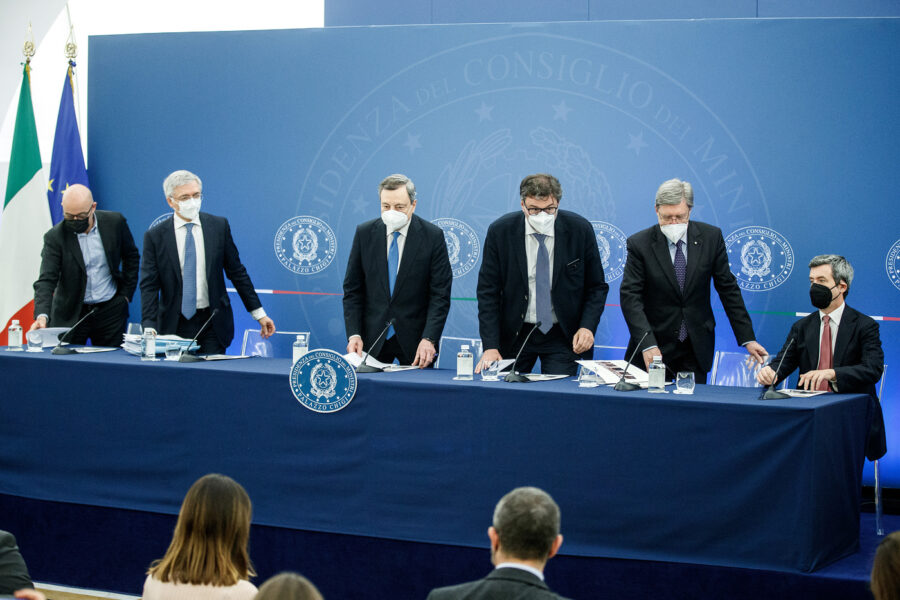 Foto Roberto Monaldo / LaPresse
02-05-2022 Roma
Politica
Conferenza stampa al termine del Consiglio dei ministri
Nella foto Roberto Cingolani, Daniele Franco, Mario Draghi, Giancarlo Giorgetti, Enrico Giovannini, Andrea Orlando

Photo Roberto Monaldo / LaPresse
02-05-2022 Rome (Italy) 
Press conference at the end of the Council of Ministers
In the pic Roberto Cingolani, Daniele Franco, Mario Draghi, Giancarlo Giorgetti, Enrico Giovannini, Andrea Orlando