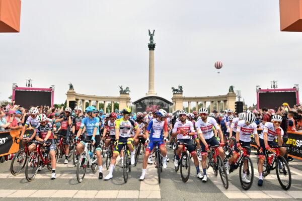 Foto Massimo Paolone/LaPresse
06 Maggio 2022 Budapest, Ungheria 
sport ciclismo 
Giro d’Italia 2022 – edizione 105 – Tappa 1 – Da Budapest a Visegrad
Nella foto: la partenza dalla piazza degli eroi

Photo Massimo Paolone/LaPresse
May 06, 2022 Budapest, Hungary 
sport Cycling
Giro d’Italia 2022 – 105th edition – Stage 1 – From Budapest to Visegrad
In the pic: start from heroes square