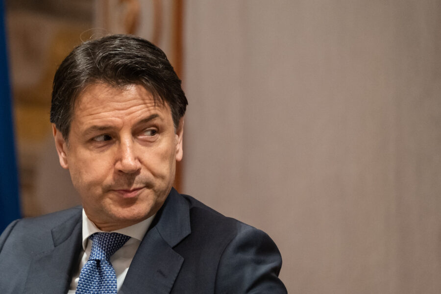 Le catene di Conte e lo strano destino del Movimento 5 Stelle