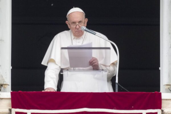 Papa Francesco ai cattolici Lgbtq: “La Chiesa non vi rifiuta, se lo fa è una setta”