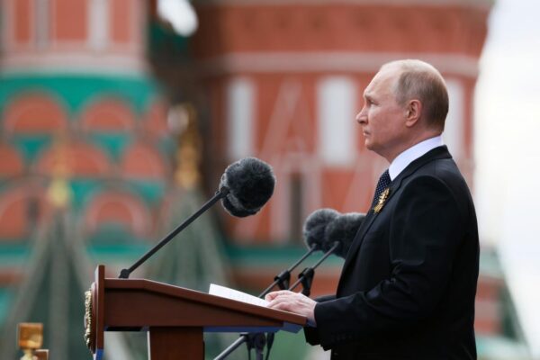 Il discorso di Putin per celebrare il 9 Maggio: cosa ha detto (e cosa ha omesso) lo Zar nella Piazza Rossa