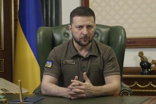 Guerra Ucraina-Russia, Francia e Germania gelano Kiev: ingresso in Ue tra 15 anni e no debito per ricostruzione. Mosca studia ‘barili bomba’