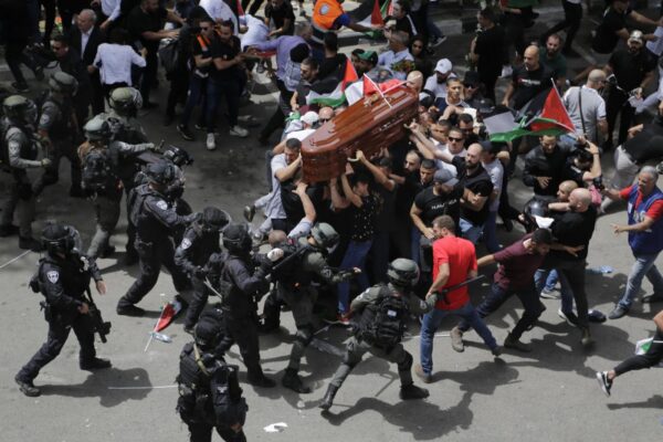 Ai funerali della giornalista Shireen Abu Akleh l’esercito israeliano carica i partecipanti: calci e manganellate contro i palestinesi Ai funerali della giornalista Shireen Abu Akleh l’esercito israeliano carica i partecipanti: calci e manganellate contro i palestinesi