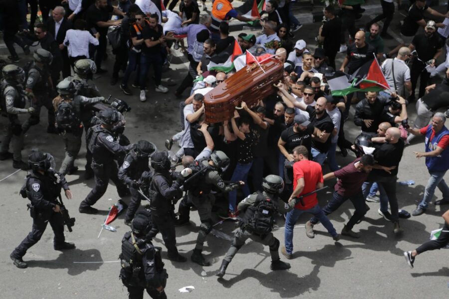 Ai funerali della giornalista Shireen Abu Akleh l’esercito israeliano carica i partecipanti: calci e manganellate contro i palestinesi