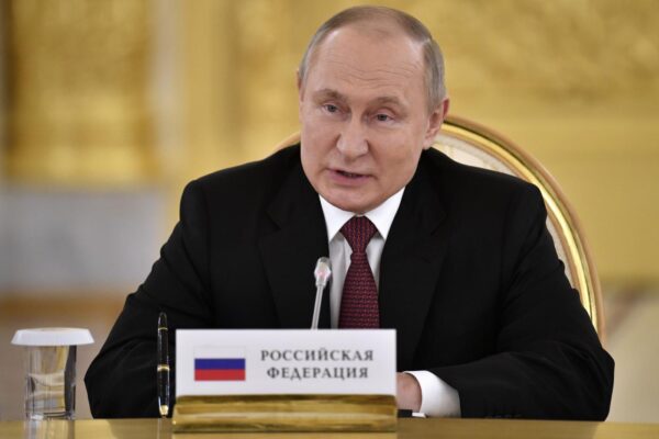 “Putin si cura con sangue di cervo”, l’ultima sulla fantomatica malattia del Presidente russo
