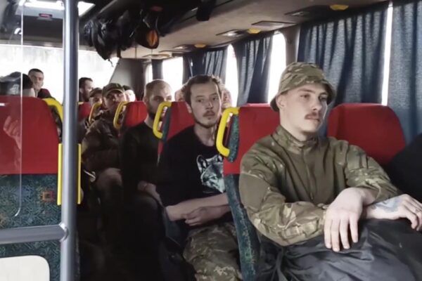 Guerra Ucraina-Russia, Zelensky: “Con Putin ora si può trattare, vogliamo scambio prigionieri Azovstal”. Mosca vieta ingresso a Biden