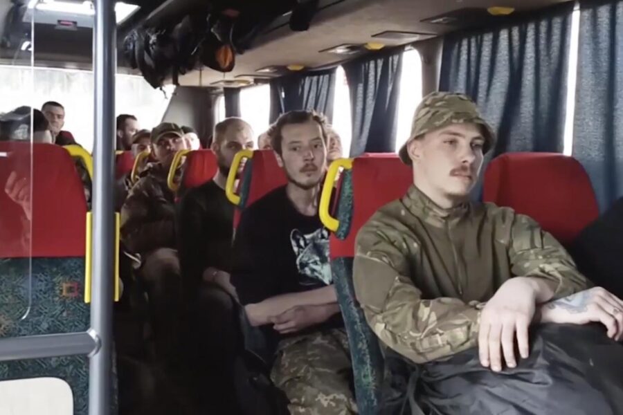 Guerra Ucraina-Russia, Zelensky: “Con Putin ora si può trattare, vogliamo scambio prigionieri Azovstal”. Mosca vieta ingresso a Biden