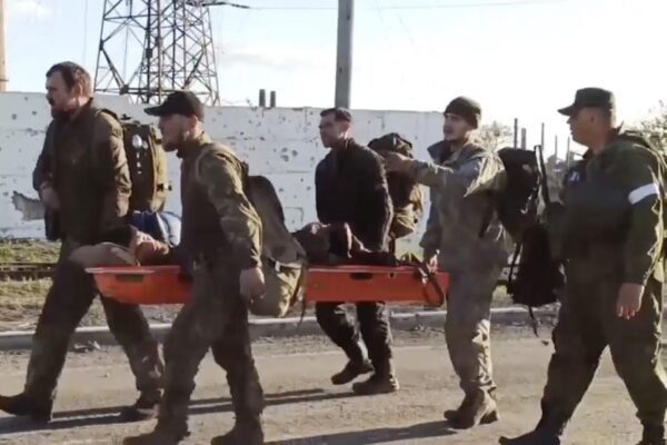 Guerra Ucraina-Russia, Nato: “Sosterremo Kiev per tutto il tempo necessario”. Vice comandante Azov ‘Kalina’ smentisce la resa: “L’operazione continua”