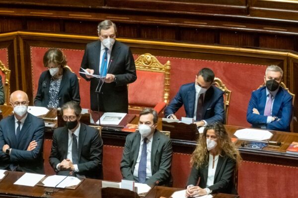 Draghi spinge per negoziati e cessate il fuoco ma non cambia linea: “Altre mille unità alla Nato”