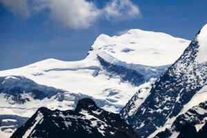 Crollo sul ghiacciaio del Grand Combin, travolti 17 alpinisti: “Morte due donne”