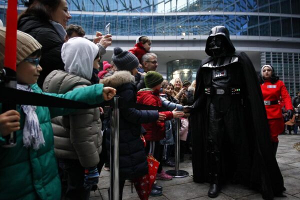 Foto LaPresse – Spada
05 Marzo 2016 Milano ( Italia)
Cronaca 
Star Wars Event – evento Esselunga 
Nella foto:  l’evento che ha radunato in Piazza Lombardia centinaia di appassionati di Guerre Stellari 

Photo LaPresse – Spada
March 5,  2016 Milan ( Italy )
News
Star Wars Event : Esselunga supermarkets 
In the pic:  the event which brought together hundreds of Star Wars fans