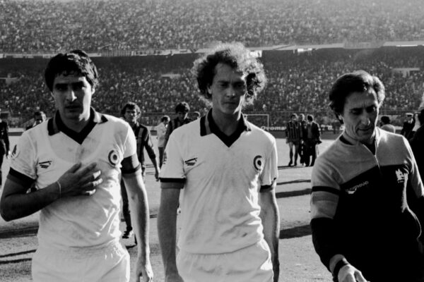 Foto LaPresse Torino/Archivio storicoArchivio storicoStagione: 1980 – 1981SportPaulo Roberto Falcao,Nato il 16 Ottobre 1953 è un allenatore ex centro campista della Roma esordisce con la maglia giallorossa il 29 Agosto 1980 contro la sua ex squadra l’Internacional. Con Roma ha raccolto 107 presenze e 22 goal in cinque stagioni. Il 1 Agosto 1985 lascia la squadra capitolina tramite rescissione del contrato dopo un grave infortunio. Nella foto: Paul Roberto Falcao, Agostino Di BartolomeiNeg: N° 02643.Photo LaPresse Turin/Archives historicalSeason: 1980 – 1981In the photo: Paulo Roberto Falcao and Agostino Di Bartolomei