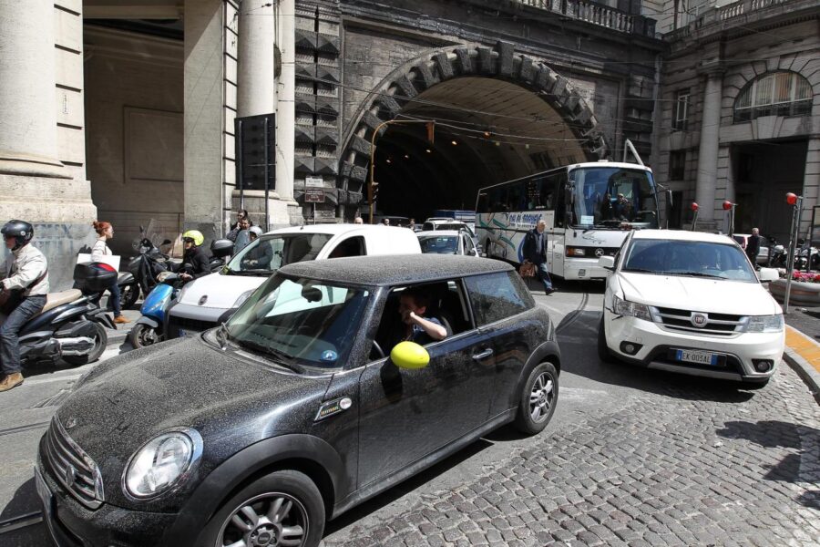 LaPresse10/04/2013 NapoliCronacaProtesta dei commercianti contro la ZTL voluta dal sindaco de Magistris. Le proteste si sono avute prima sotto palazzo San Giacomo e poi sul lungomare per poi bloccare galleria Vittoria.