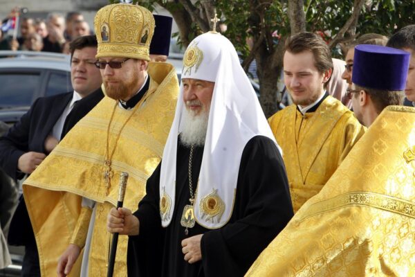 Il patriarca russo Kirill verso le sanzioni europee, il fedelissimo di Putin nella black list di Bruxelles: mistero sul patrimonio da 4 miliardi