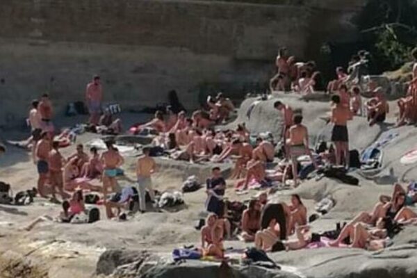 Sangue a Marechiaro, due giovani accoltellati e ridotti in fin di vita: è caccia alla paranza di Napoli nord Sangue a Marechiaro, due giovani accoltellati e ridotti in fin di vita: è caccia alla paranza di Napoli nord