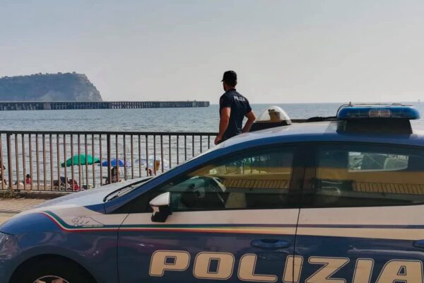 Mare agitato, giovane annega a Bagnoli: sulla spiaggia coppia stende telo per prendere sole