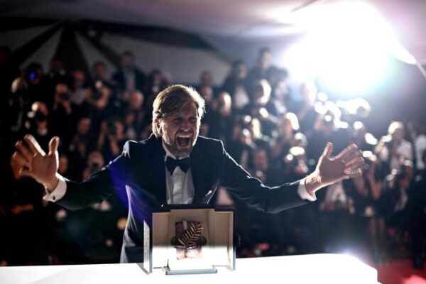 Triangle of Sadness Palma d’Oro a Cannes, l’Italia premiata con “Le otto montagne”
