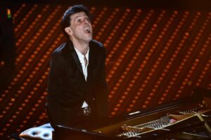 Chi era Ezio Bosso: il direttore d’orchestra a cui è dedicata l’apertura di Sanremo 2025. La diagnosi di SLA e la morte nel 2020