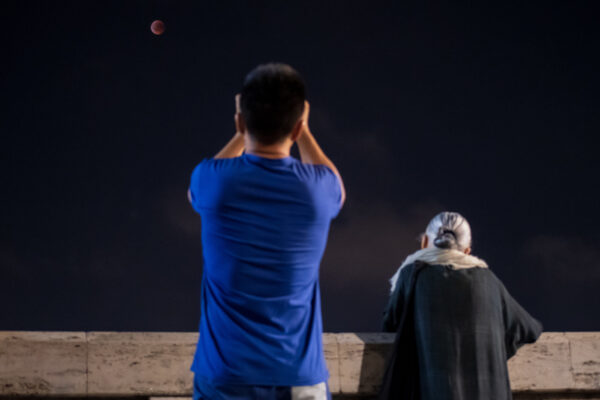 Foto LaPresse – Daniele Leone27/07/18 Roma ITACronacaEclissi totale di Luna – Blood Moon vista da RomaNella foto: persone con lo sguardo rivolto al cielo per ammira l’eclisse lunare su Ponte Sisto